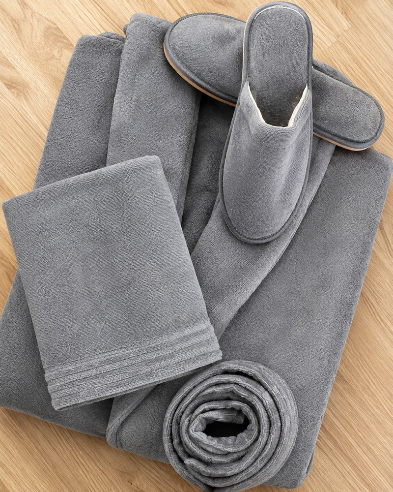 Pack Individuel Velours – Peignoir, Serviette et Pantoufles Assortis