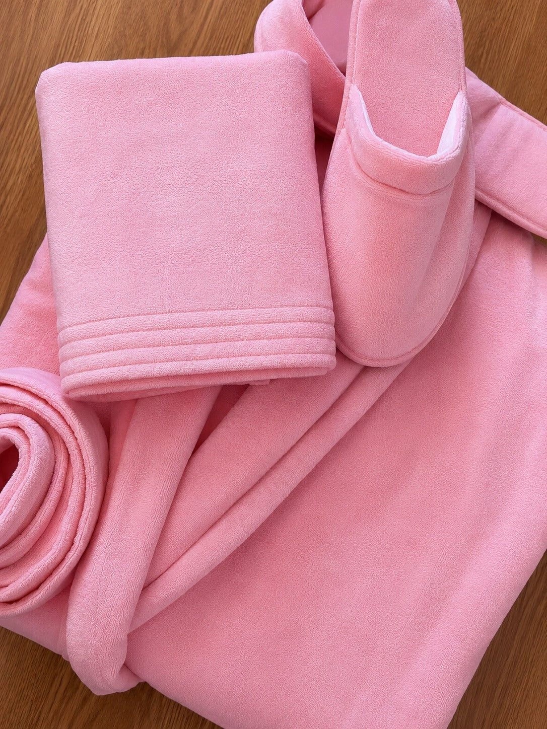 Pack Individuel Velours – Peignoir, Serviette et Pantoufles Assortis