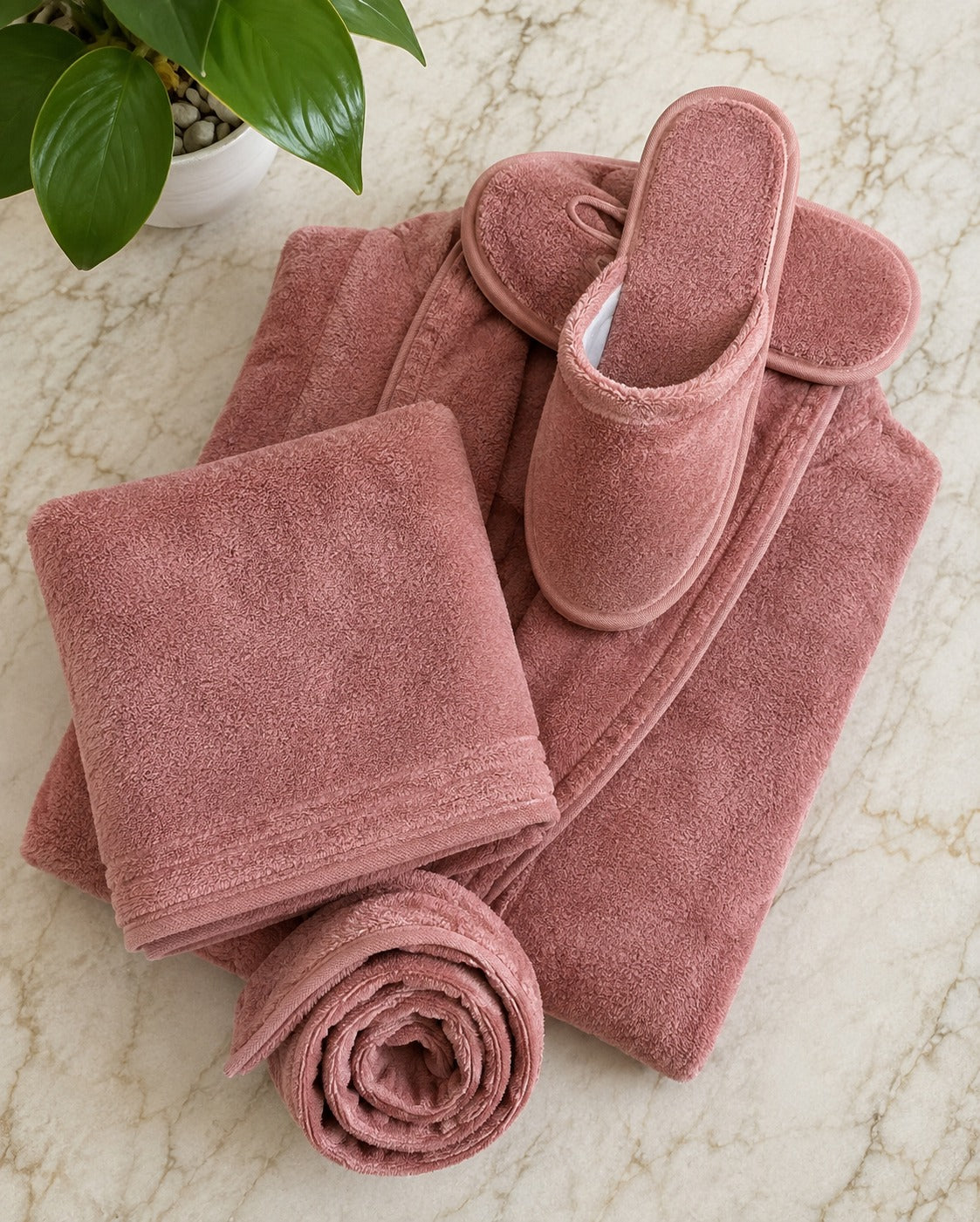 Pack Individuel Velours – Peignoir, Serviette et Pantoufles Assortis