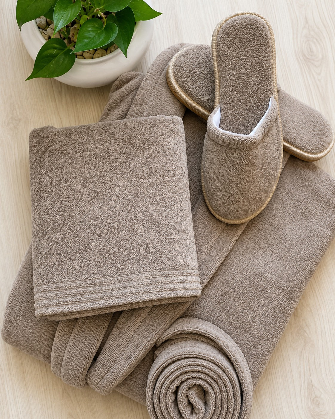 Pack Individuel Velours – Peignoir, Serviette et Pantoufles Assortis
