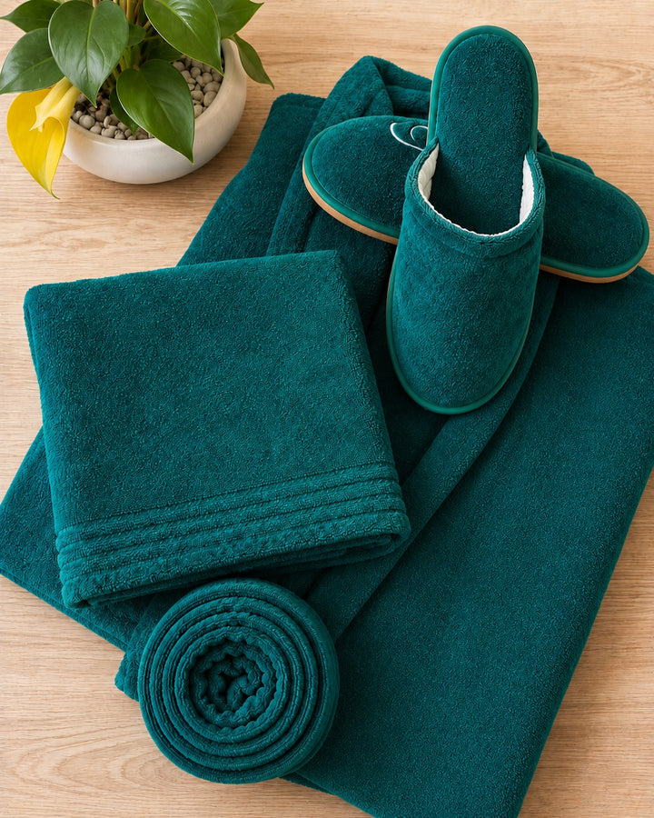 Pack Individuel Velours – Peignoir, Serviette et Pantoufles Assortis
