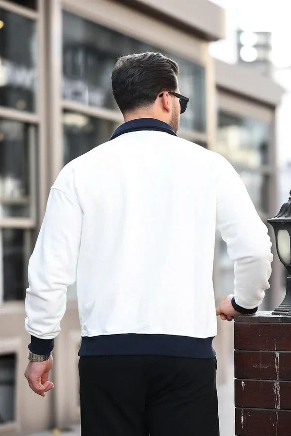 <tc>سويت شيرت بولو ياقة بأزرار وتطريز أنيق – لمسة من الكلاسيكية العصرية! 👕✨
إذا كنت تبحث عن قطعة تجمع بين الأناقة والراحة، فهذا السويت شيرت خيار مثالي! يتميز بتصميم ياقة بولو الكلاسيكي مع أزرار، مما يمنحه مظهرًا أنيقً

</tc>