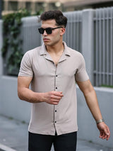 <tc>Chemise à manches courtes ajustée avec texture premium.</tc>