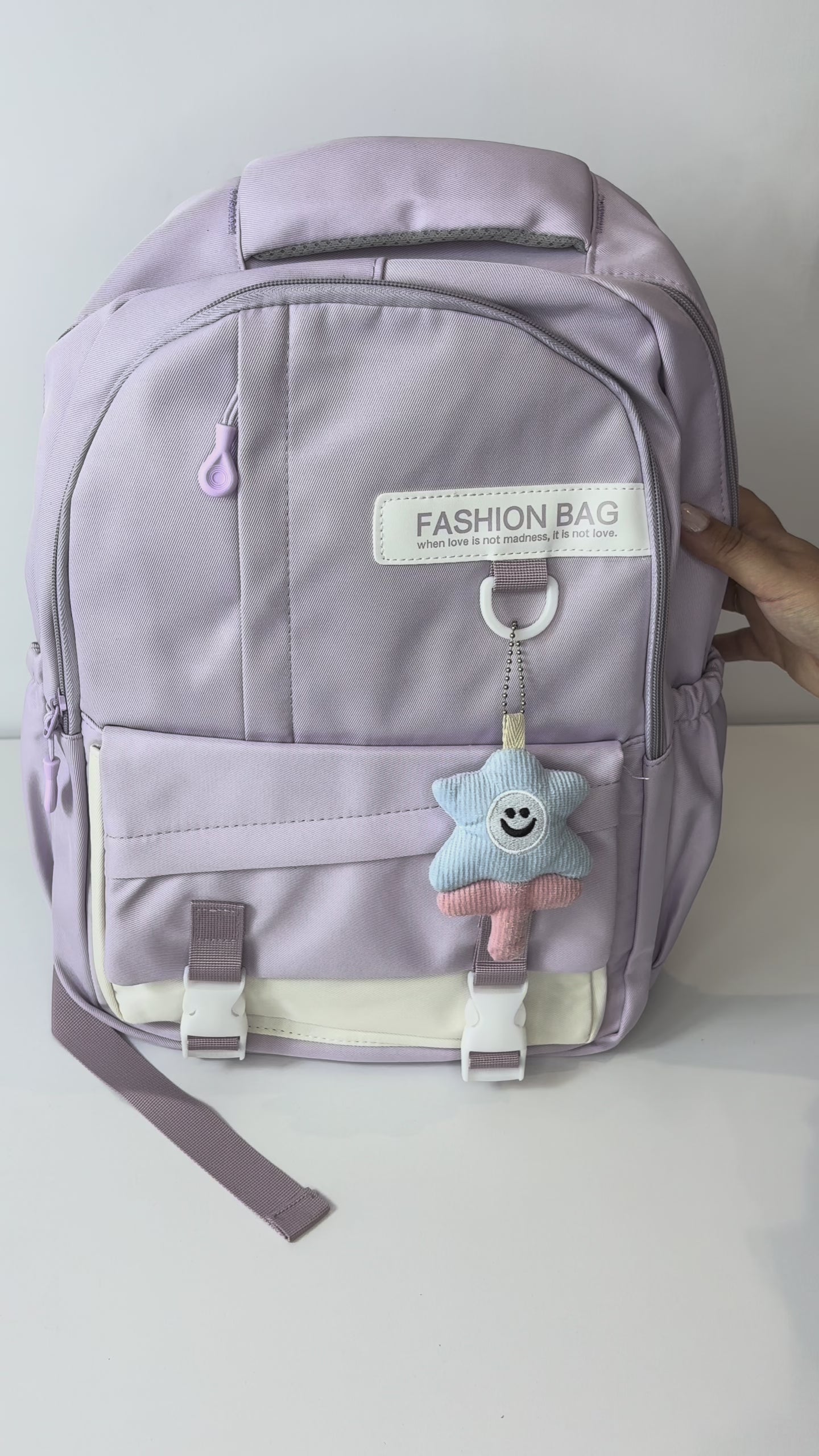 Charger la vidéo : Sac à dos scolaire casual – Couleurs variées &amp; petit accessoire tendance !