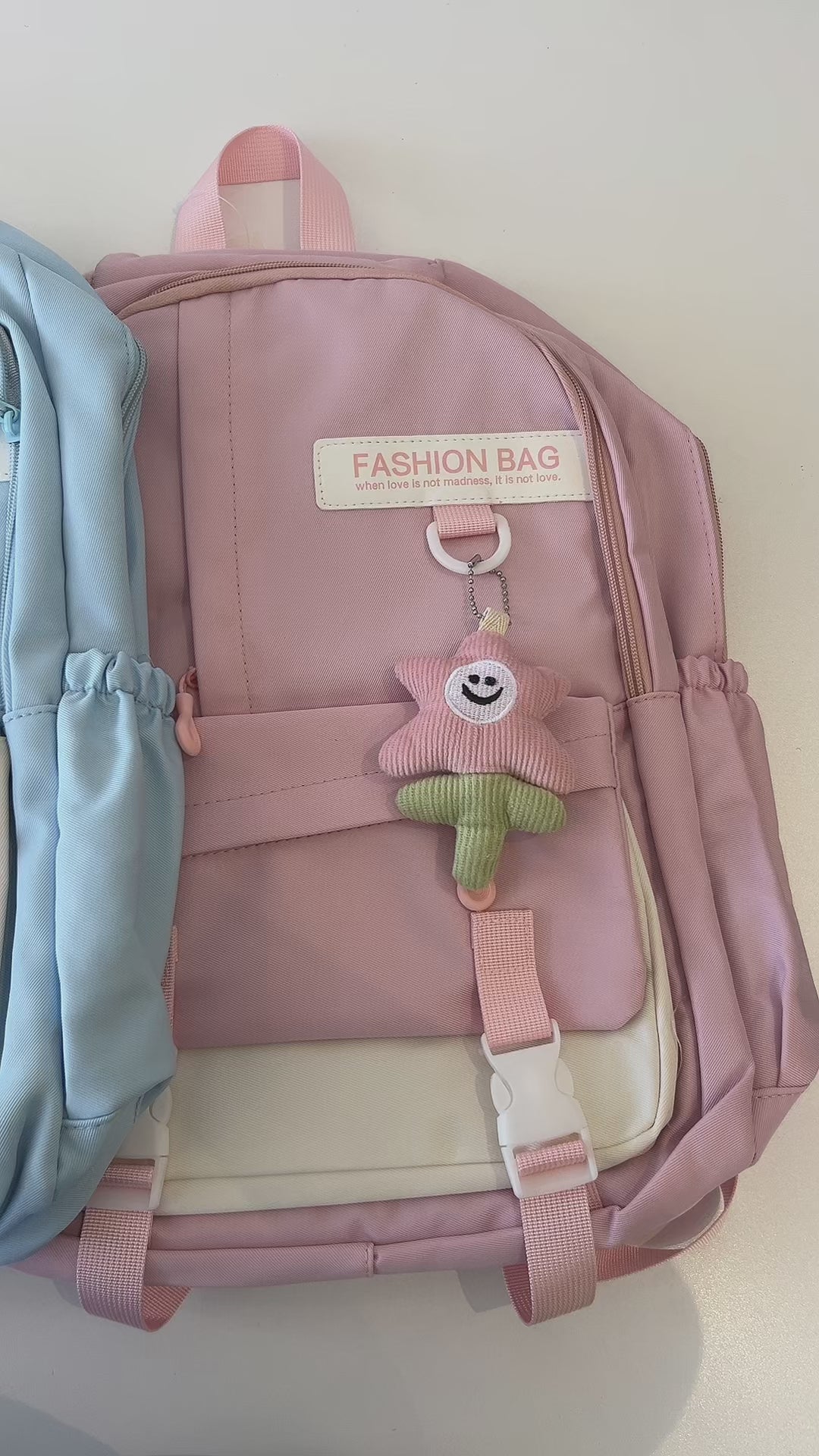 Charger la vidéo : Sac à dos scolaire casual – Couleurs variées &amp; petit accessoire tendance !