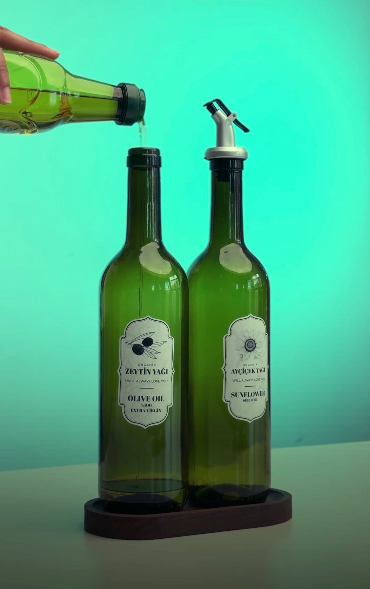 Charger la vidéo : Set de 2 bouteilles d’huile en verre 750 ml avec support en bois