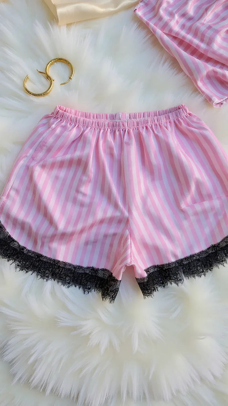 Ensemble de nuit satin rayé avec dentelle élégante