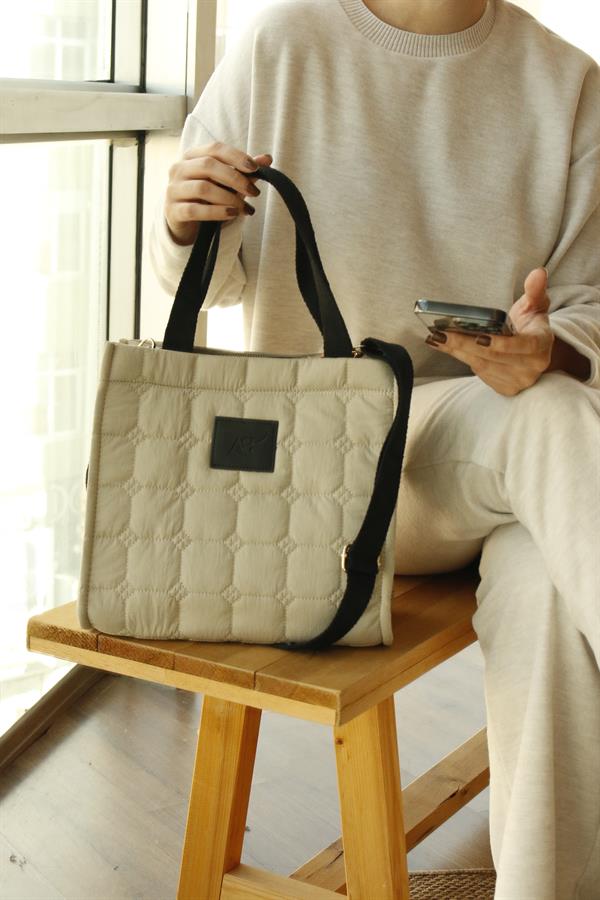 <tc>Sac à main en cuir beige Ryan Pufy pour femme.</tc>