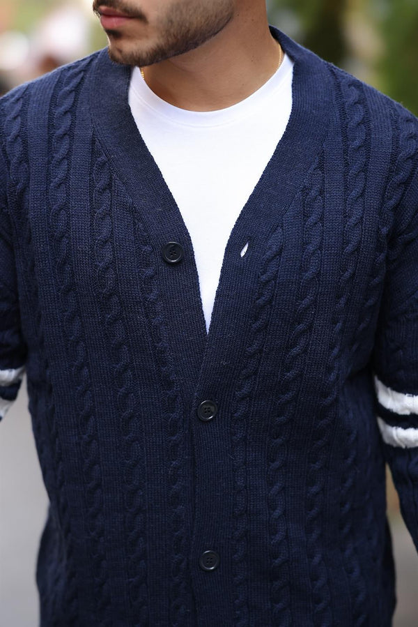 <tc>Cardigan en tricot avec détails de bandes et manches à tresses.</tc>