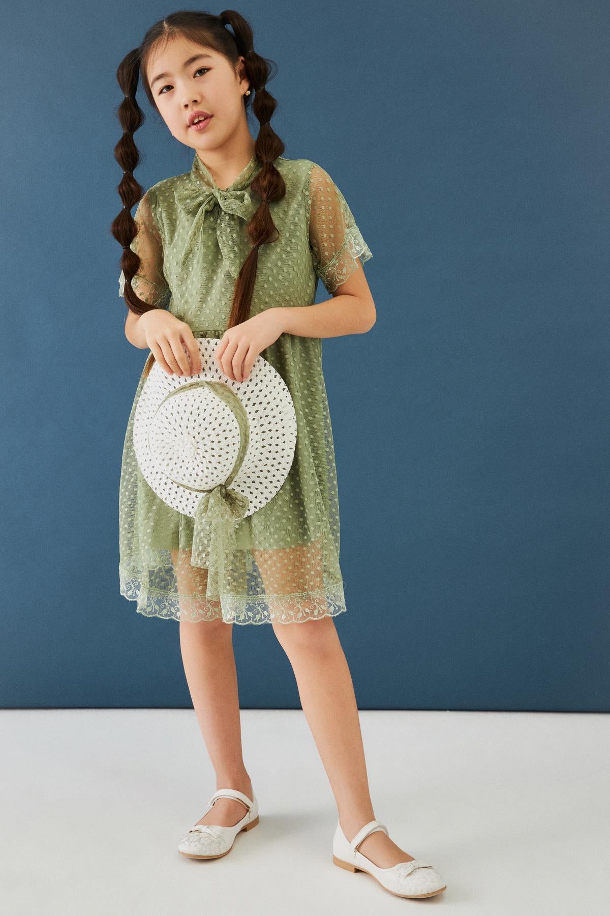 <tc>Robe pour fille avec détails de chapeau et col d'hôtesse</tc>