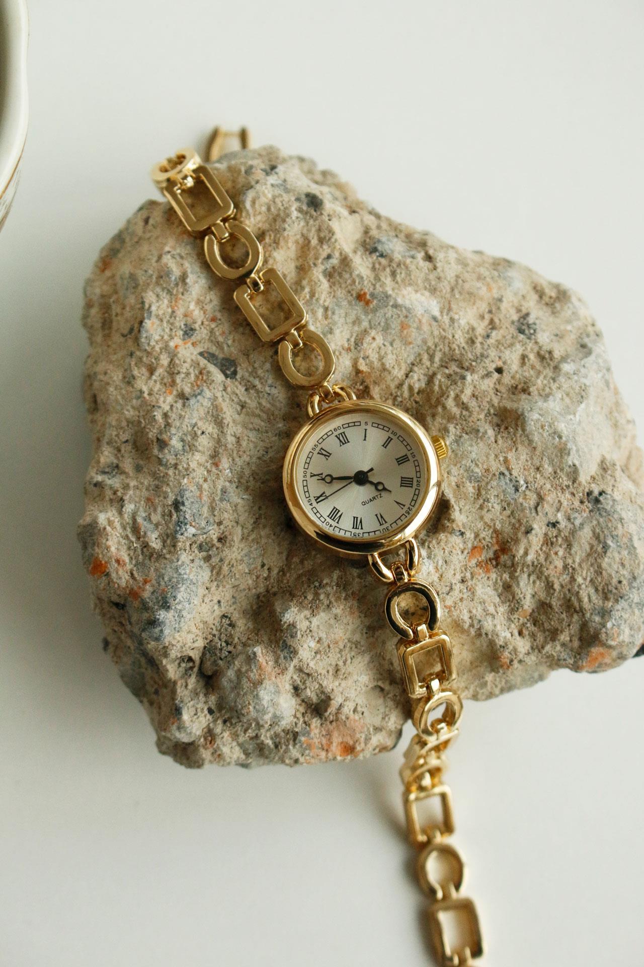 <tc>Montre-bracelet pour femme Sare au design vintage doré</tc>