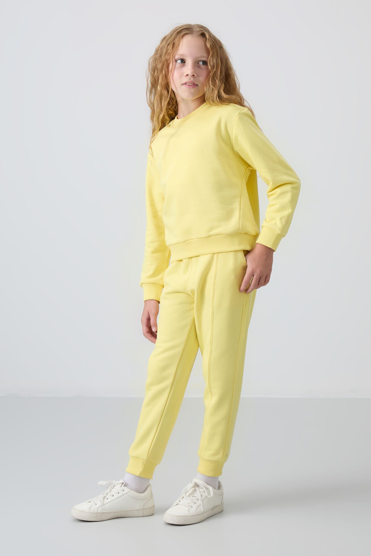 açik mavi pamuklu içi tüylü yumuşak dokulu oversize nakişli kiz çocuk eşofman takim - 75145 - Justyol