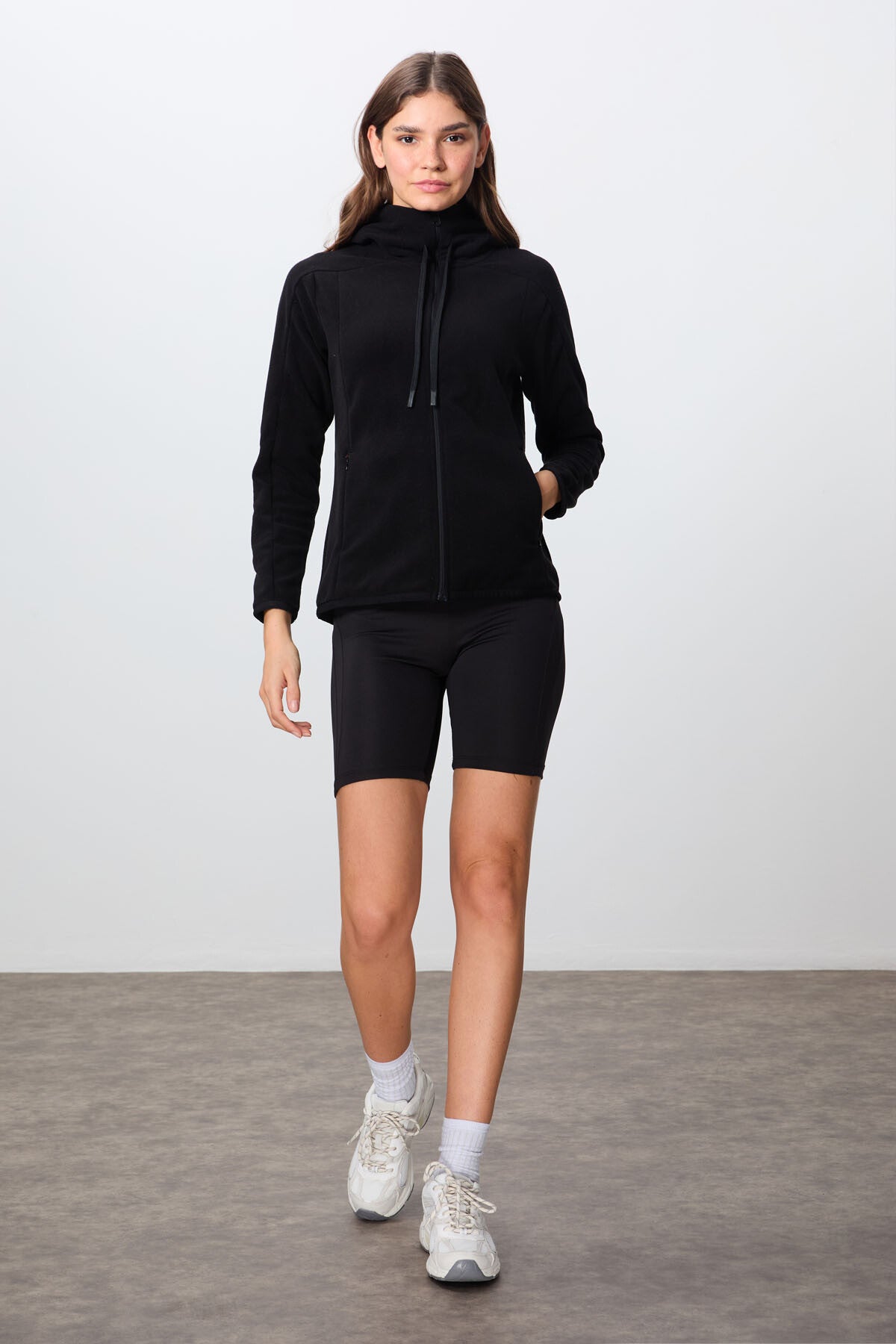 <tc>Sweatshirt pour femme en polaire épaisse et douce, à capuche, coupe standard, avec broderie - 97287</tc>