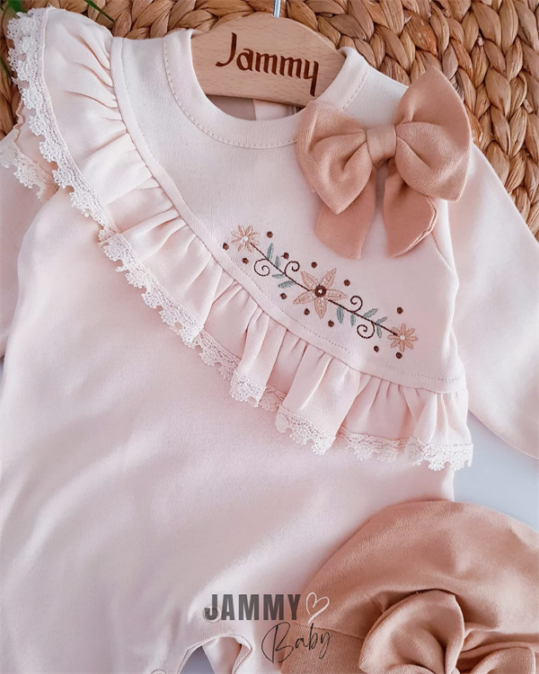 <tc>ensemble combinaison Sofia avec bonnet et broderie florale café au lait</tc>