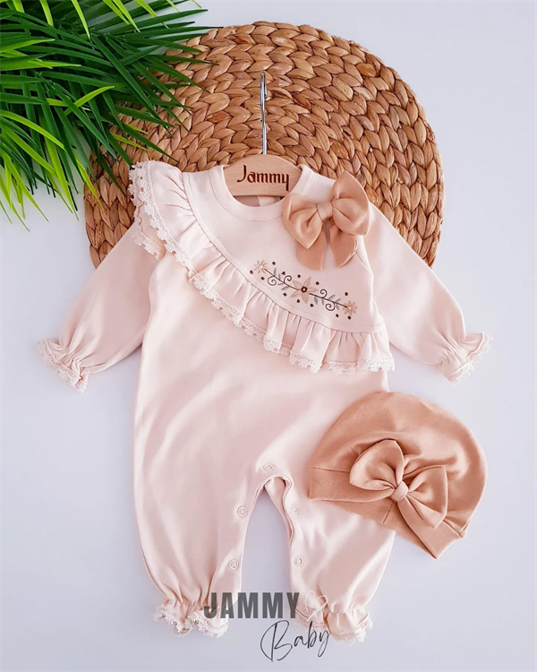 <tc>ensemble combinaison Sofia avec bonnet et broderie florale café au lait</tc>