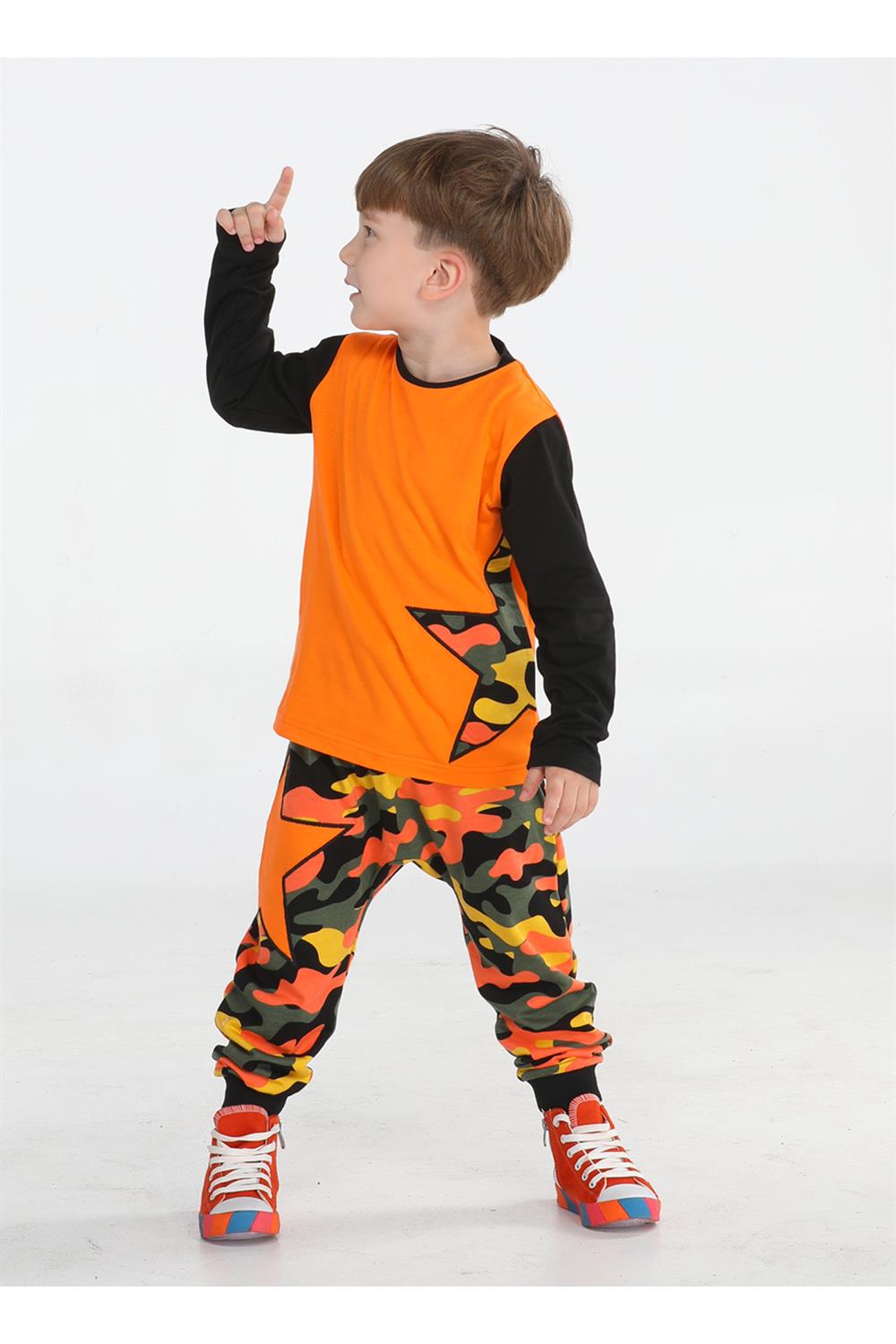 <tc>Ensemble pantalon baggy camouflage étoile + t-shirt</tc>