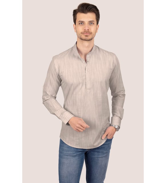 <tc>Chemise en lin slimfit à col montant et trois boutons couleur café au lait</tc>