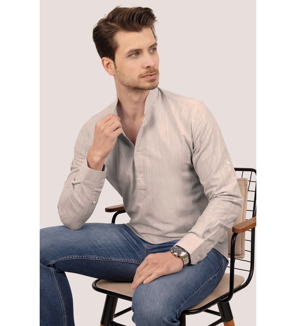 <tc>Chemise en lin slimfit à col montant et trois boutons couleur café au lait</tc>