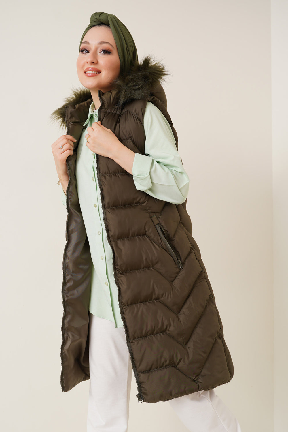 Gilet Long Femme à Capuche en Fausse Fourrure – T10233