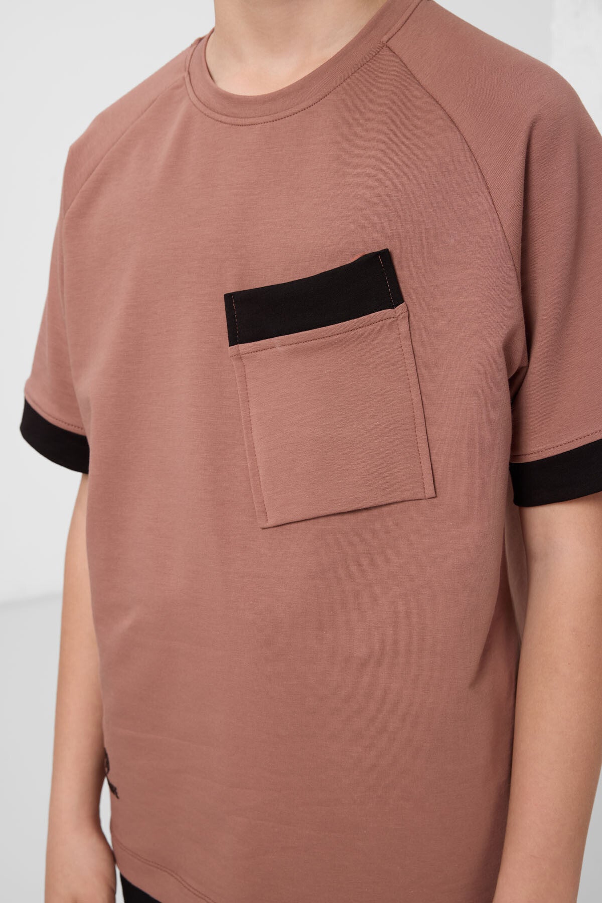 pamuklu yumuşak dokulu oversize cep detayli erkek çocuk t-shirt - 11295 - Justyol