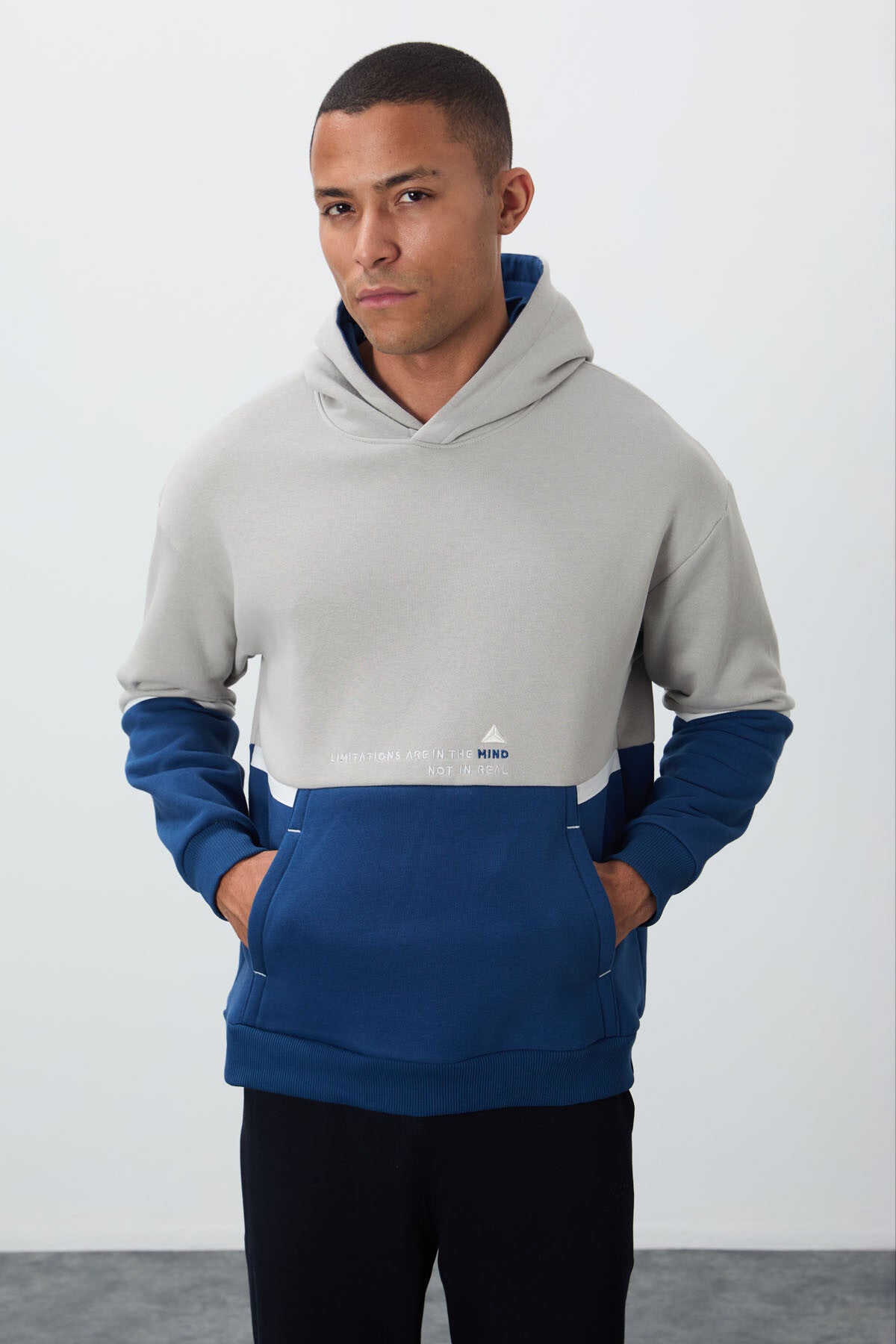 pamuklu kalin içi tüylü yumuşak dokulu comfort fit nakişli erkek sweatshirt - 88417