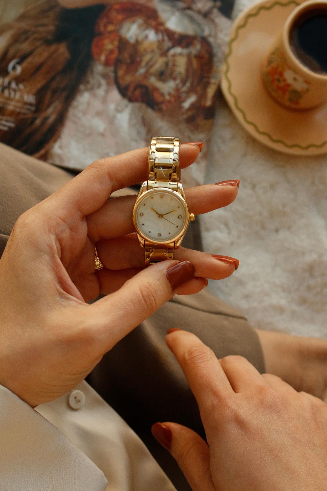 <tc>Montre femme en acier dorée Taylor</tc>