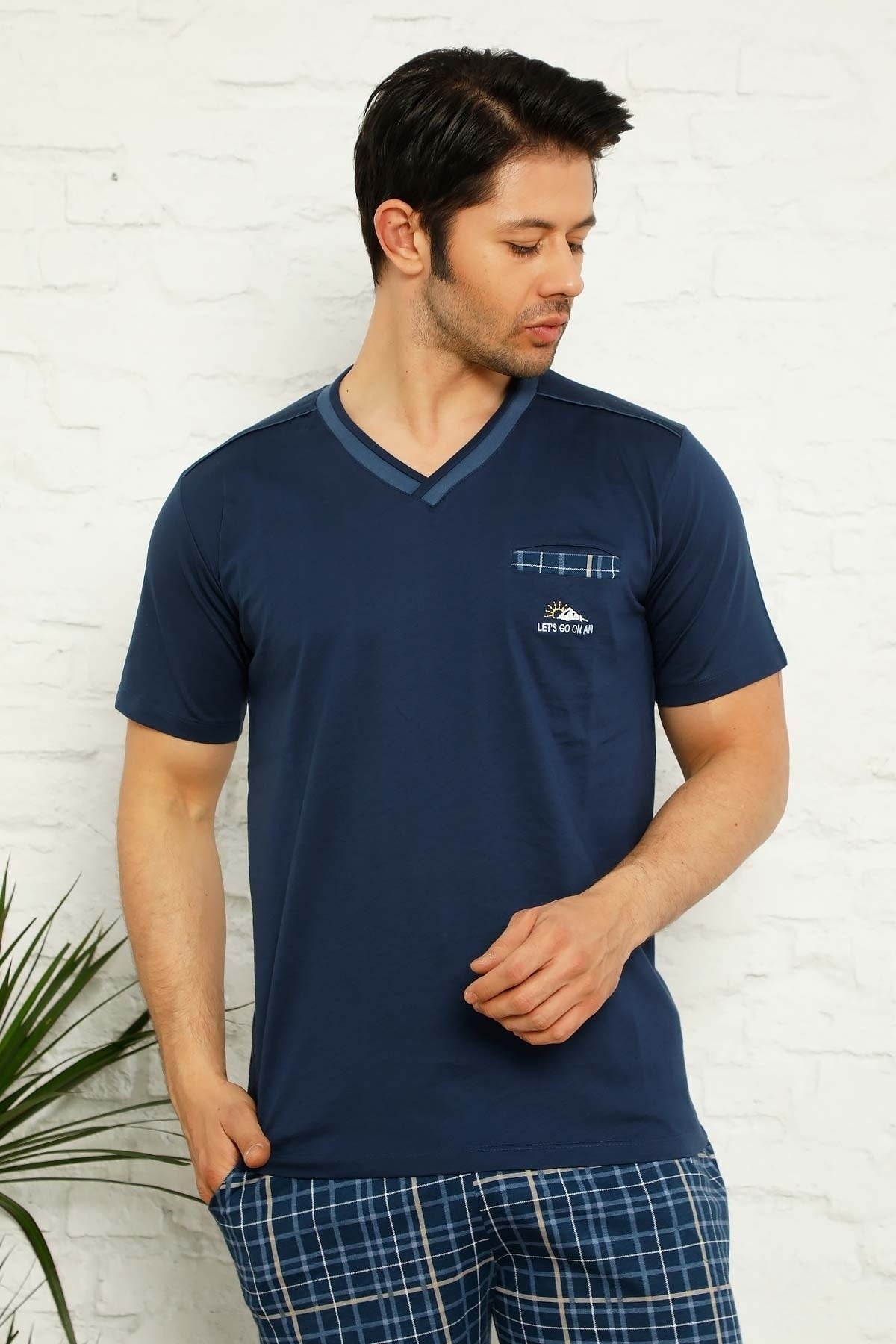 <tc>Ensemble de pyjama pour homme à carreaux, à manches courtes, col en V et poches, style rêveur.</tc>