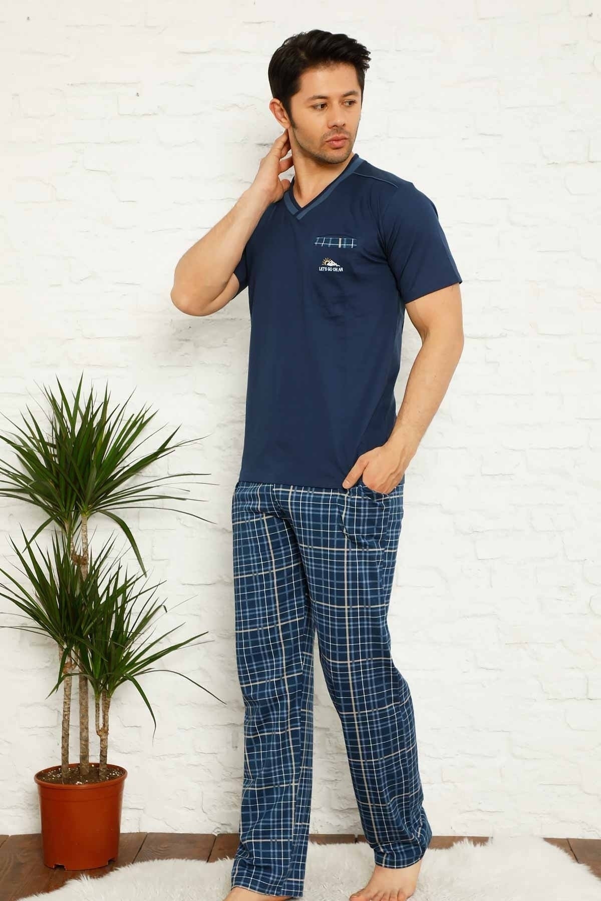 <tc>Ensemble de pyjama pour homme à carreaux, à manches courtes, col en V et poches, style rêveur.</tc>