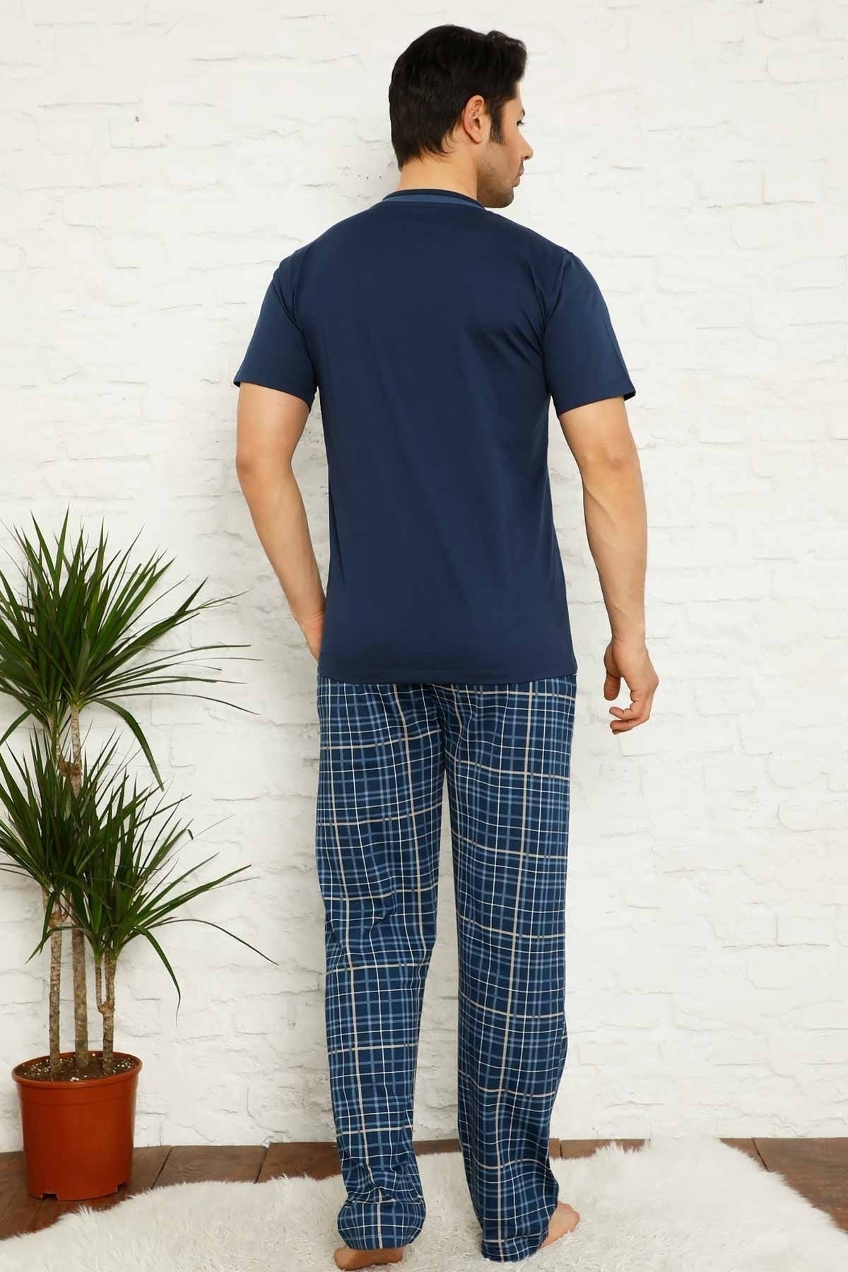 <tc>Ensemble de pyjama pour homme à carreaux, à manches courtes, col en V et poches, style rêveur.</tc>