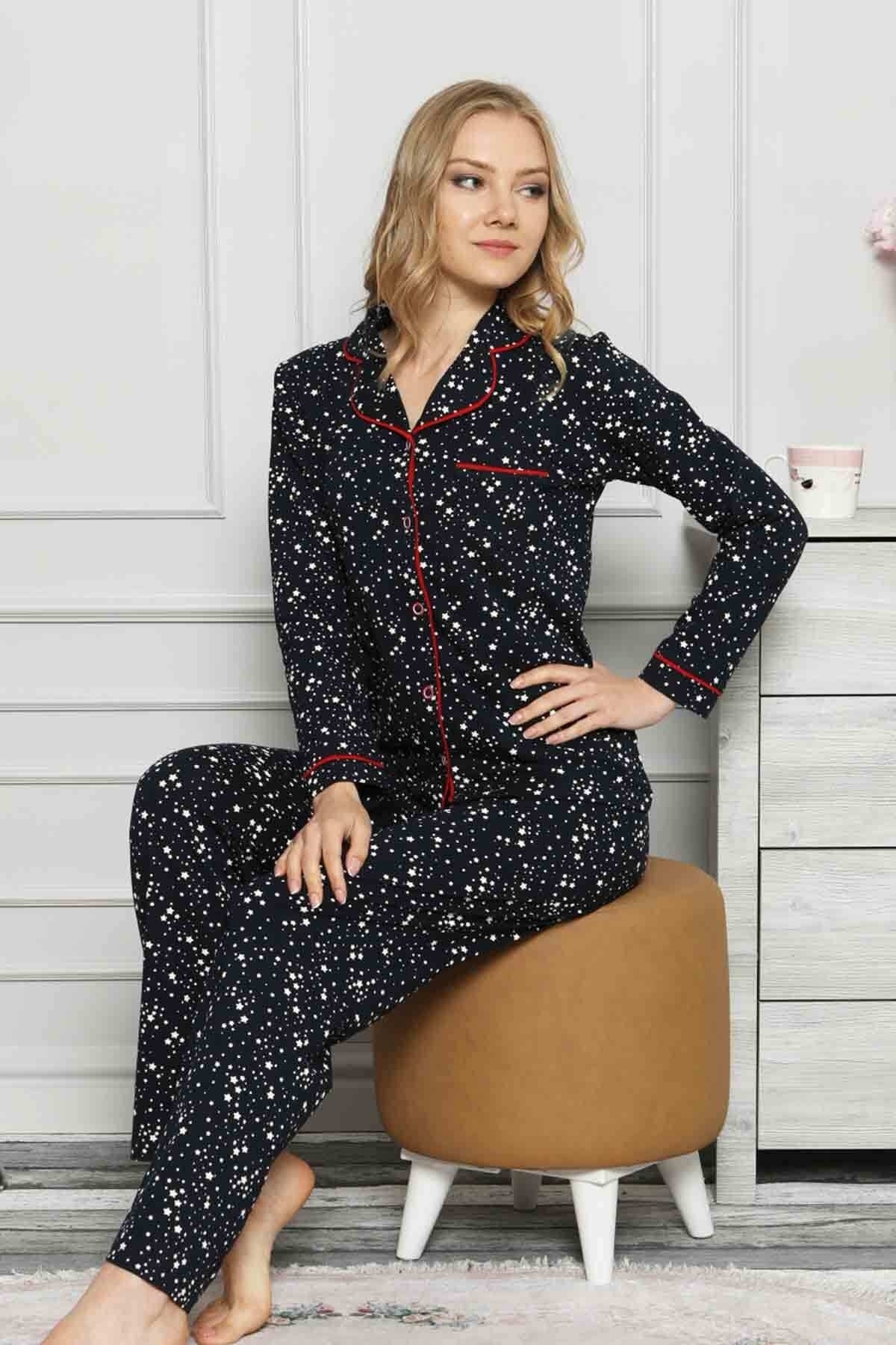 <tc>Ensemble de pyjama à chemise à motif étoiles, avec bordures, style rêveur.</tc>