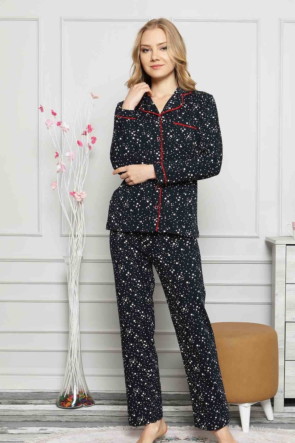 <tc>Ensemble de pyjama à chemise à motif étoiles, avec bordures, style rêveur.</tc>