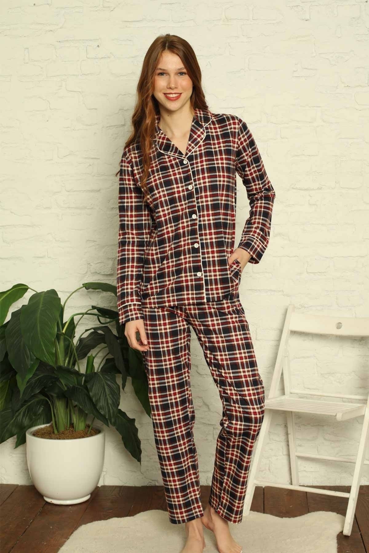 <tc>Ensemble de pyjama à chemise à manches longues, en coton avec bordures, style rêveur.</tc>