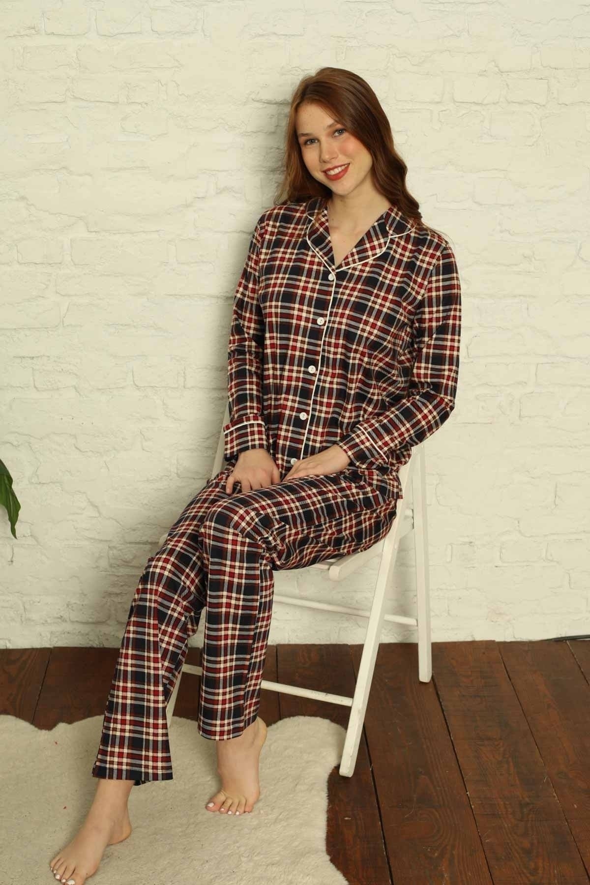 <tc>Ensemble de pyjama à chemise à manches longues, en coton avec bordures, style rêveur.</tc>