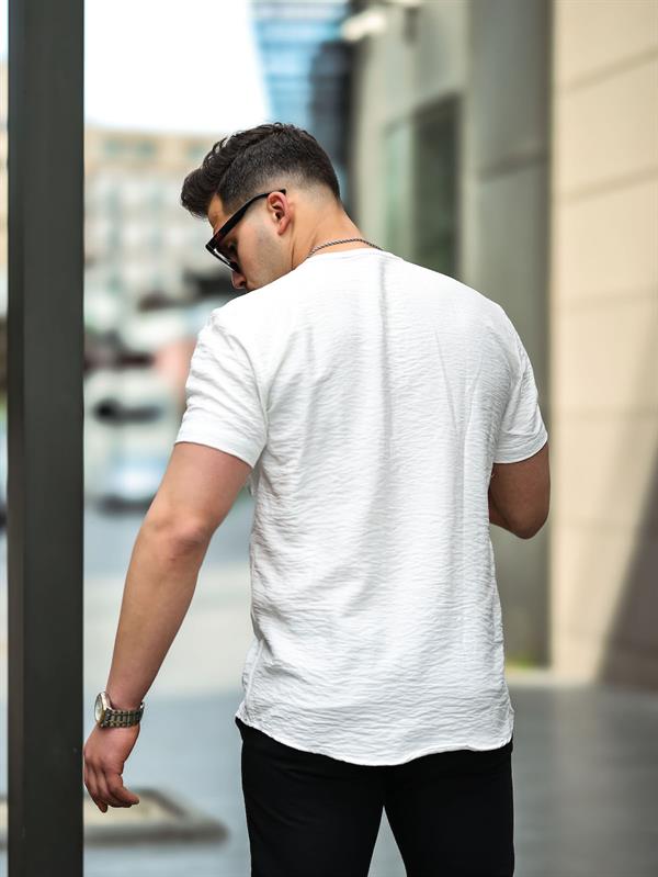 <tc>قميص ضيق بياقة على شكل V مزود بجيب أمامي</tc>