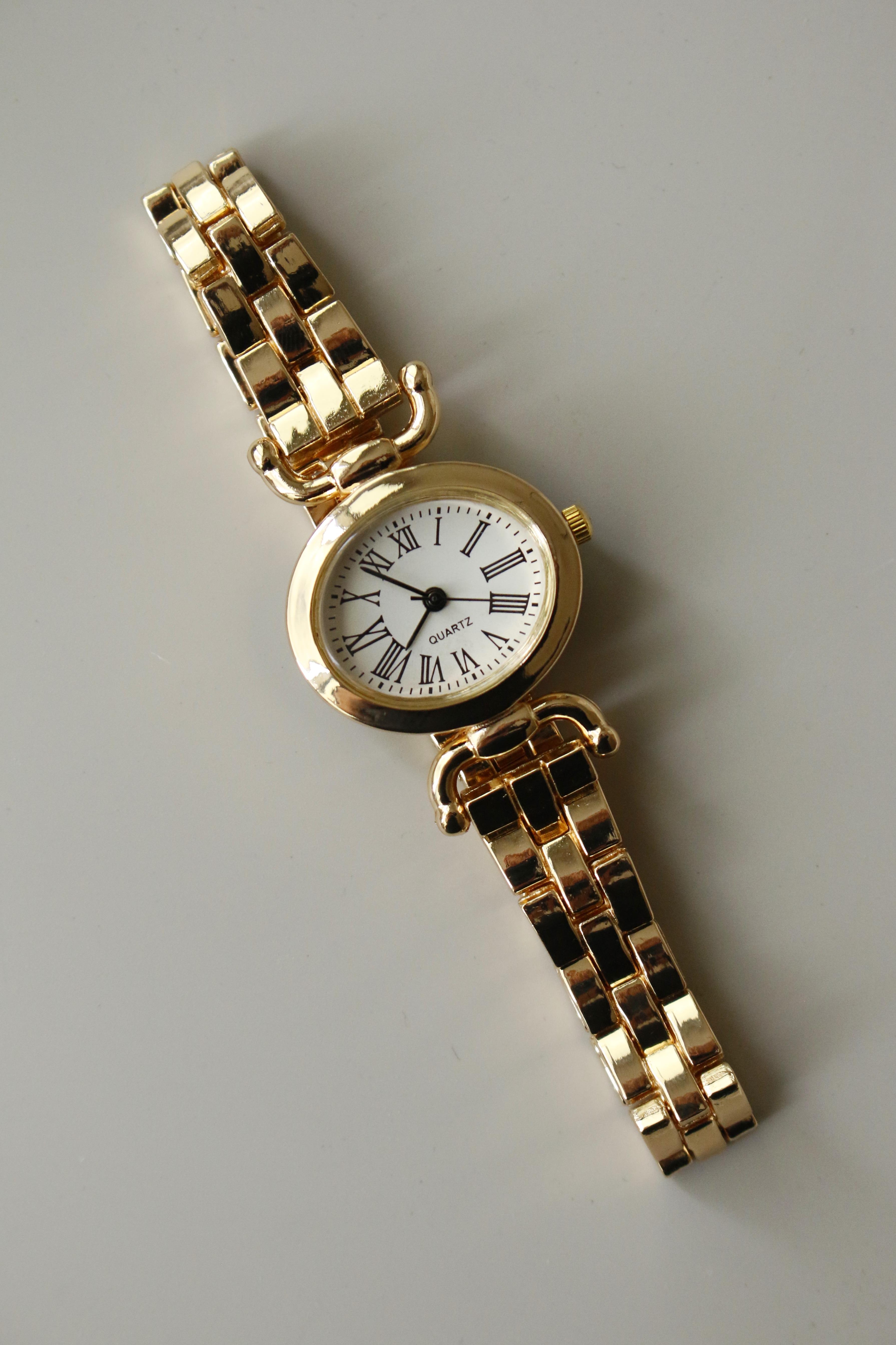 <tc>Vanessa montre-bracelet en métal doré.</tc>