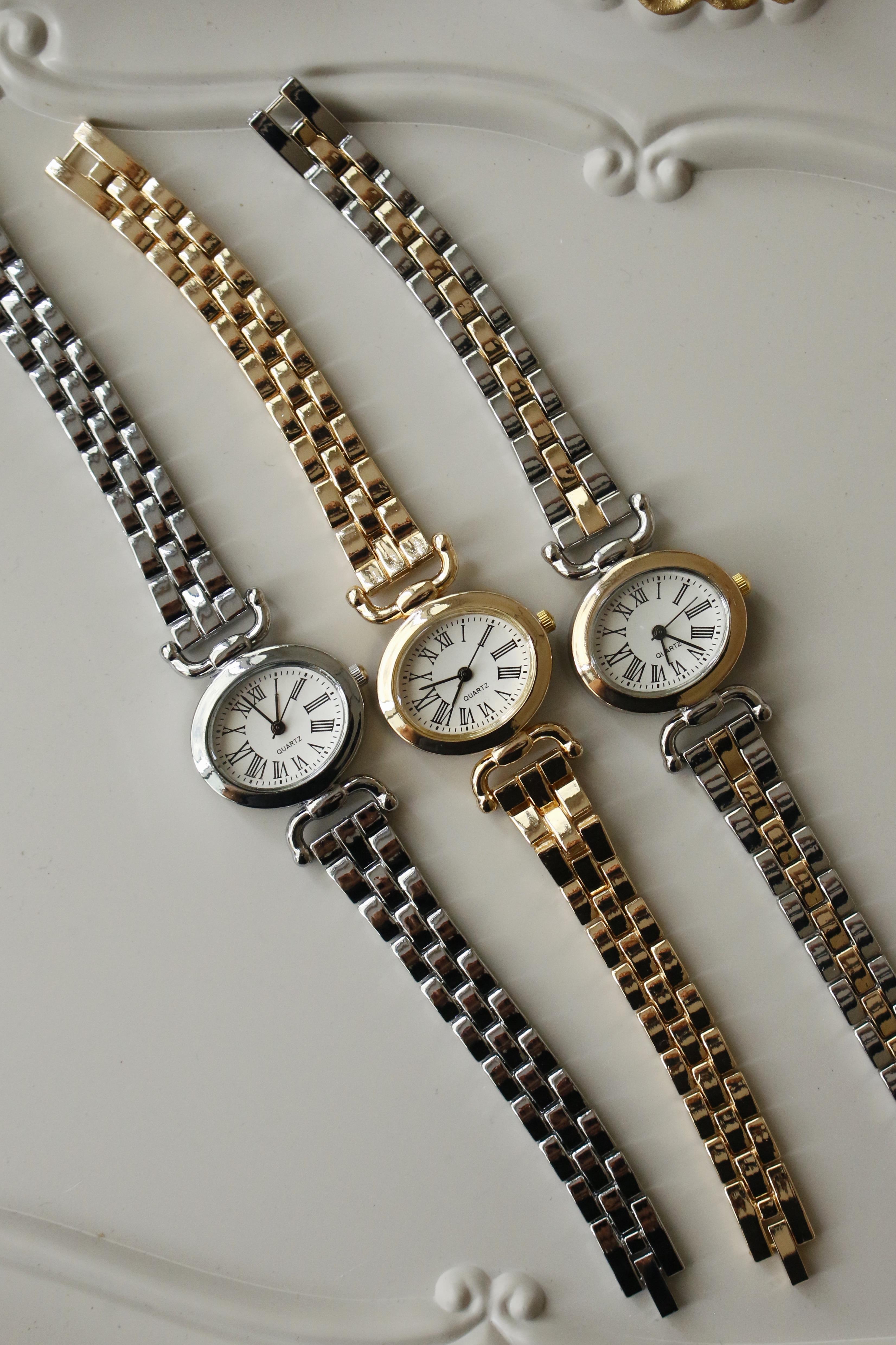 <tc>Vanessa montre-bracelet en métal or et argent.</tc>