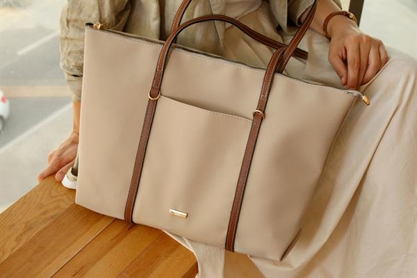 <tc>Sac shopper à bandoulière avec rayures taupe</tc>