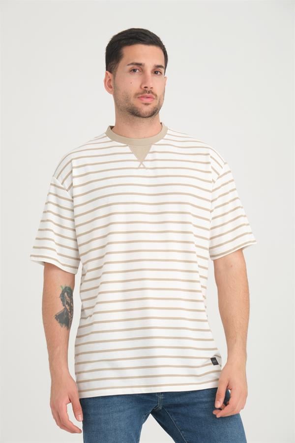 <tc>T-shirt oversize à rayures avec détails de col en enveloppe.</tc>