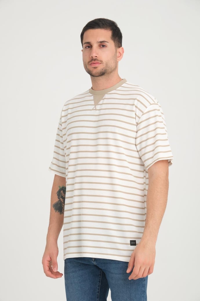 <tc>T-shirt oversize à rayures avec détails de col enveloppe.</tc>