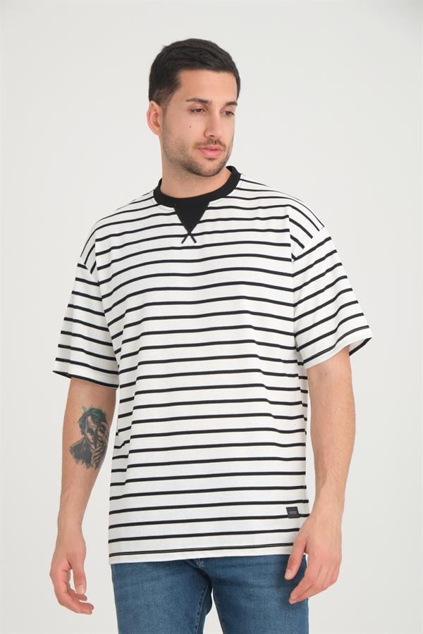 <tc>T-shirt oversize à rayures avec détails de col en enveloppe.</tc>